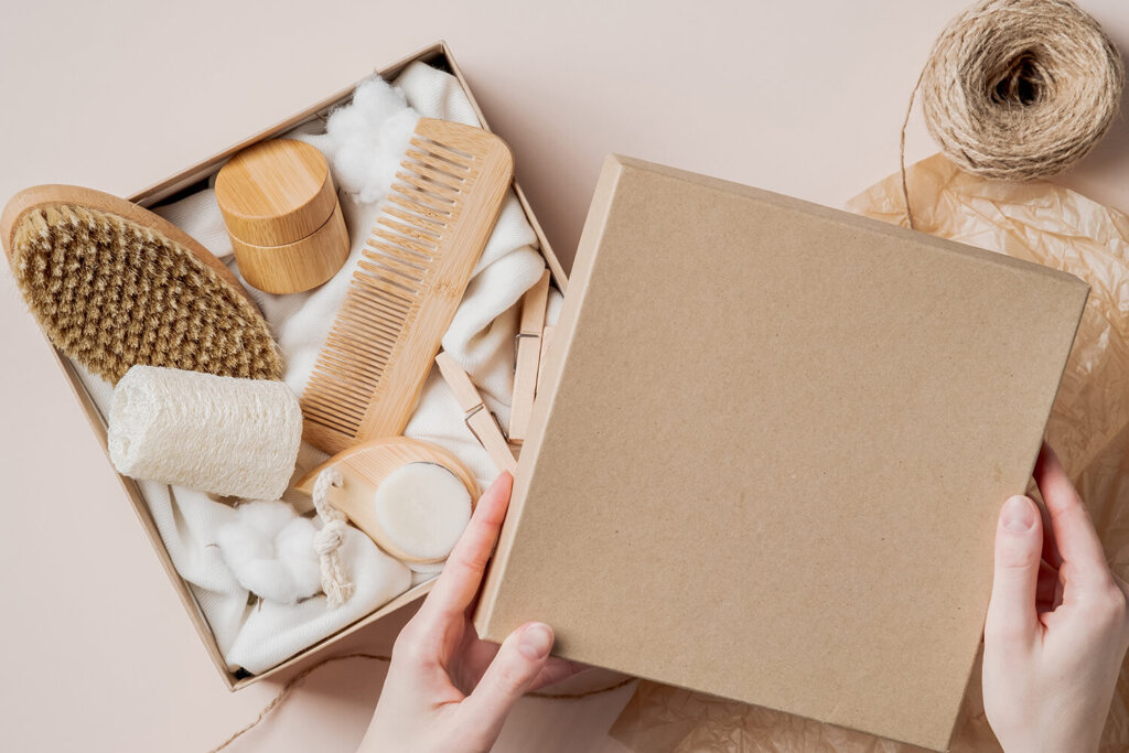 Care-Packages im Abo. Das Bild zeigt verschiedene Care-Pakete mit Artikeln für das Badezimmer, wie Seife, Bürste usw.